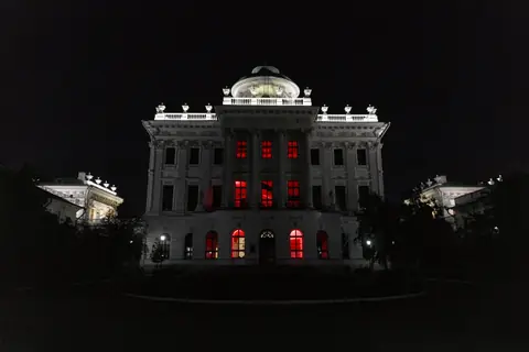 Ночь. Улица. Фонарь. Библиотека
